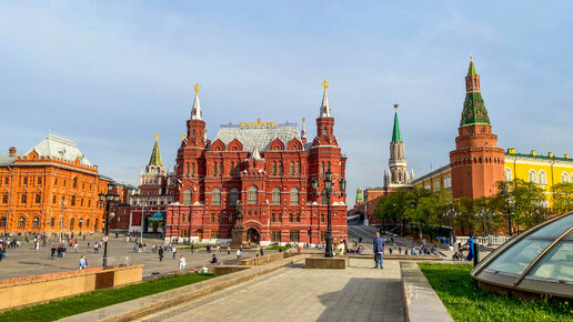 Приехал в Москву. Гуляю возле Кремля. Улица Моховая, Охотный ряд и Выставочный зал 