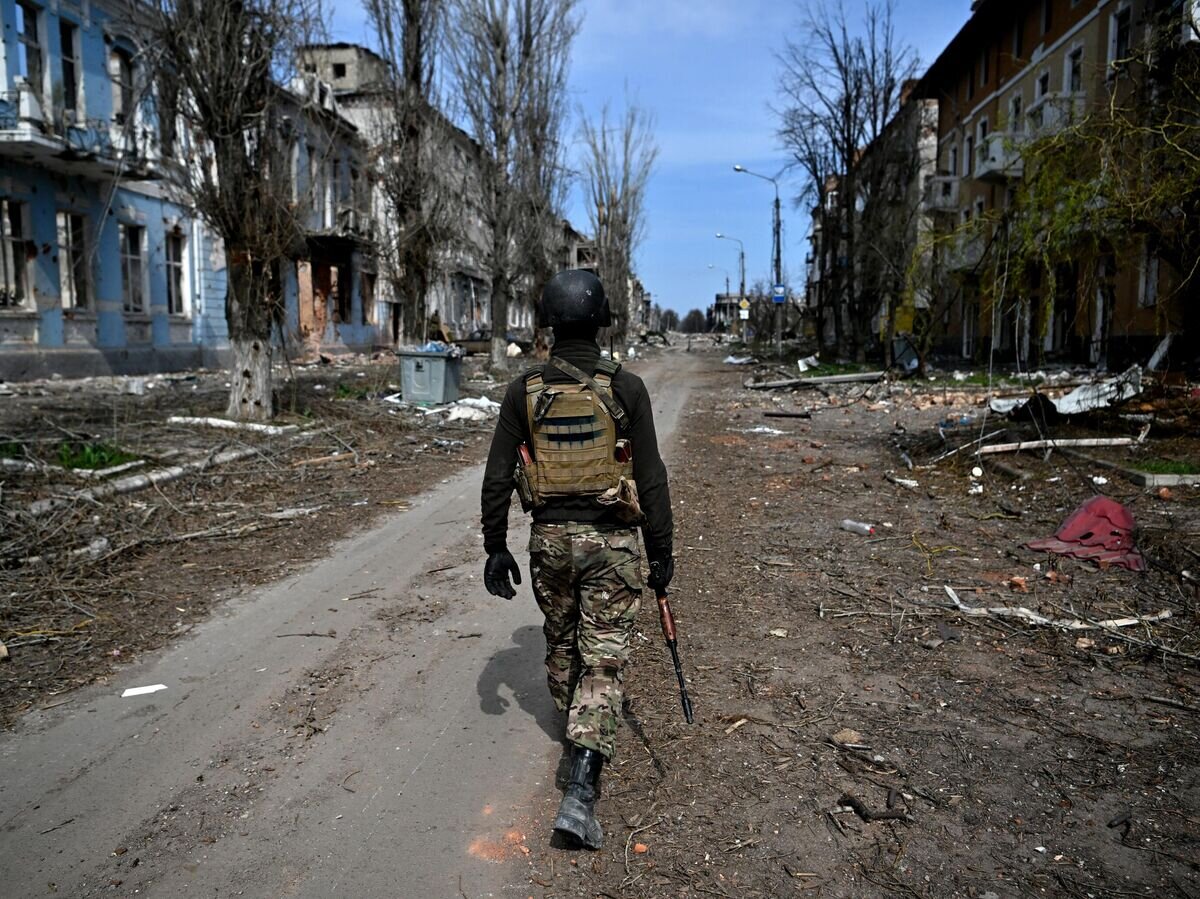    Боец ЧВК "Вагнер" в центре Артемовска© РИА Новости / Евгений Биятов