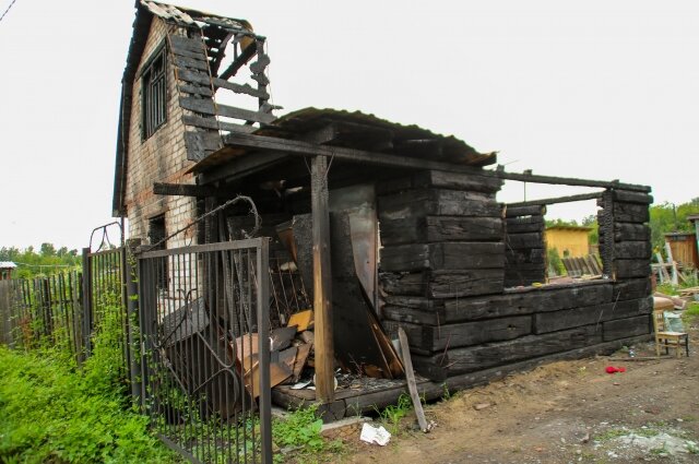    Пожар полностью уничтожил дом Фото:  АиФ/ Виталий Барабаш