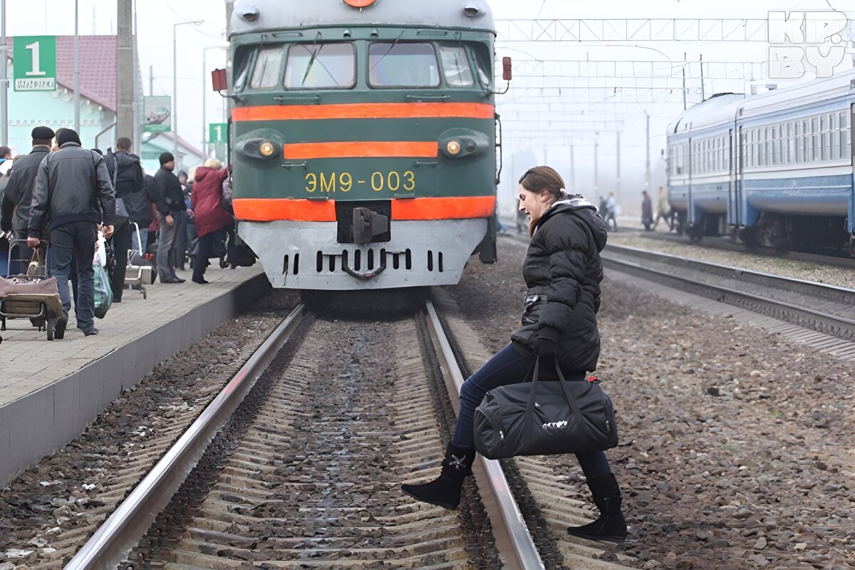 Нарушение пути. Человек на рельсах перед поездом. Железнодорожная травма.