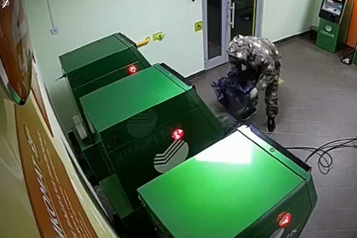    Суд вынес приговор хабаровчанам, пытавшимся ограбить банк на угнанном авто