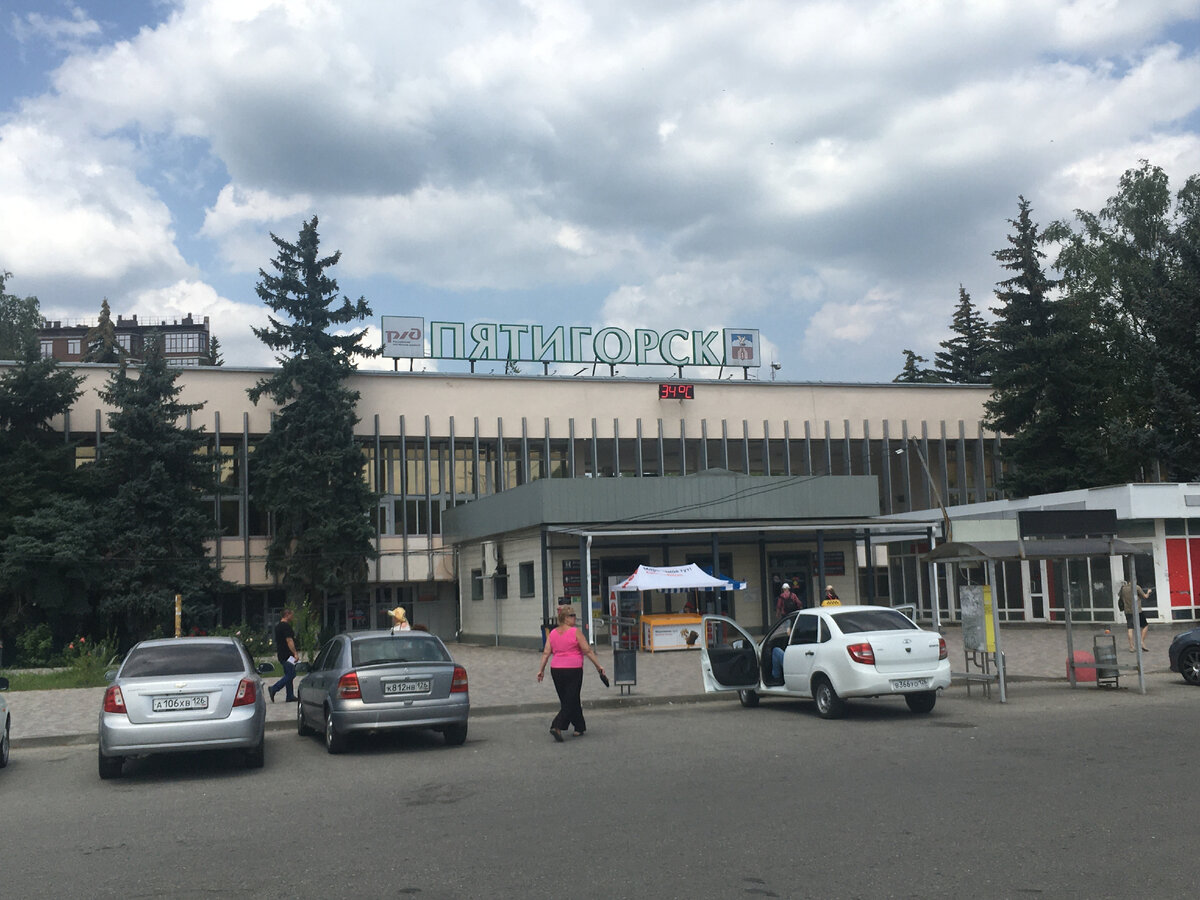 Наш путь начался с вокзала в Пятигорске и электрички до Минеральных Вод, ну а после нас ждала электричка до Краснодара, куда мы собственно и приехали