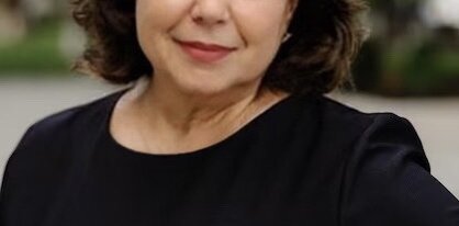 А сейчас на губах карандаш для губ и матовая помада. Уже женщина выглядит привлекательнее и моложе 