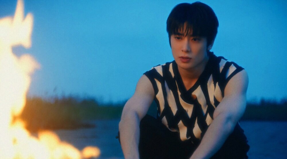     Кадр из клипа «Golden Age»