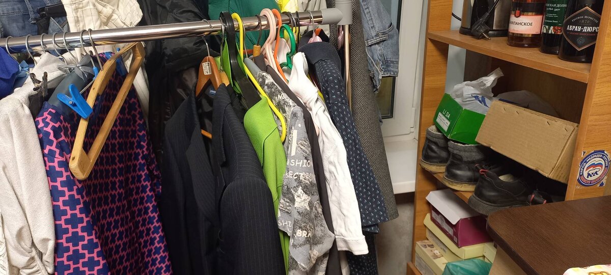 ПОМОГ ДРУЗЬЯМ КУПИТЬ 3ку НА 50 ЛЕТ ОКТЯБРЯ! ДЕТИ ВЫРОСЛИ А ОНИ ЖИВУТ В ДВОЕМ!  ВОТ ДЛЯ ЧЕГО НУЖНА ТРЕТЬЯ КОМНАТА! У НЕГО 8 ВЕШАЛОК, У НЕЕ 144. САМ СЧИТАЛ. ЭТО ТОЛЬКО ЛЕТНЕЕ!