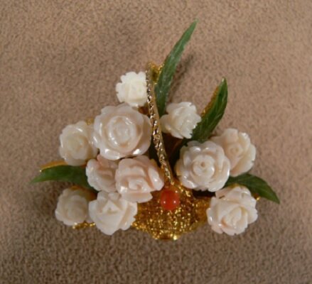 Брошь от Swoboda c нефритом, кораллом и сердоликом