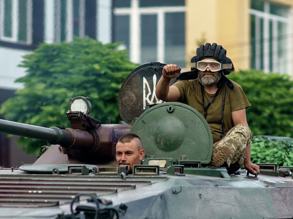    Украинские военнослужащие на танке© AP Photo / David Goldman