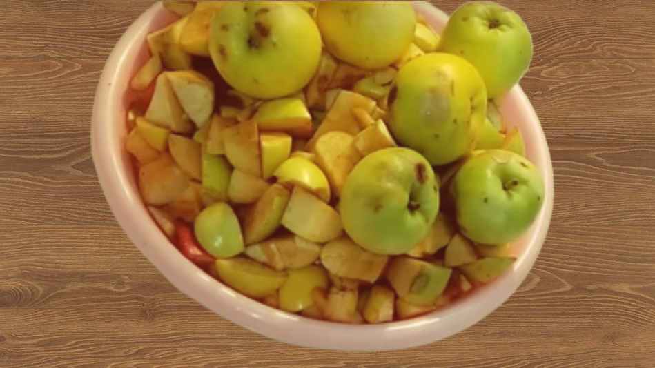 Использую яблоки, которые не  подходят приготовления компота илип варенья.