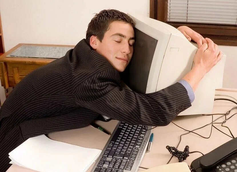 Хочу работать 2 2. Мужчина возле компьютера. Человек перед компьютером. Мужик с компьютером. Человек обнимает компьютер.