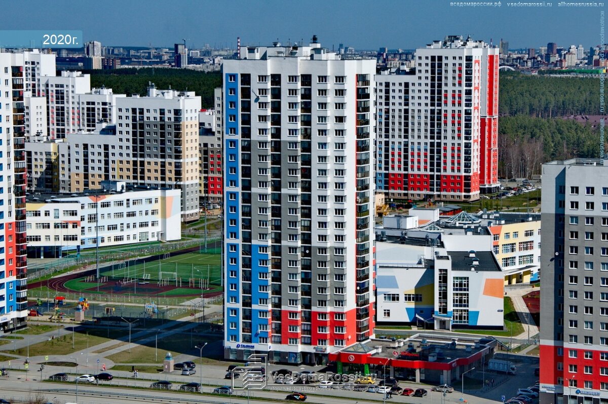 Вот в этом доме-башне на 11 этаже они и живут, внизу под окном школа, в которую пошла Любава, здесь же учатся и Макар с Ритой.