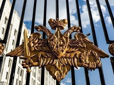 Автомобиль с российскими миротворцами обстреляли в Нагорном Карабахе, военные погибли, сообщили в Минобороны.