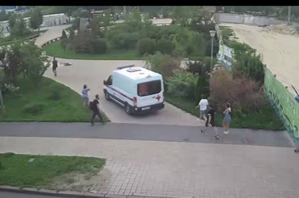    Очевидцев падения фанерного листа на голову волгоградца ищет следком