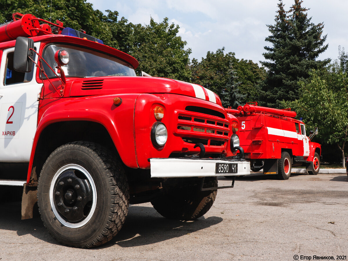 Автоцистерны пожарные АЦ-40 (130)-63Б из ГПСЧ-2 и ГПСЧ-5 г. Харькова.