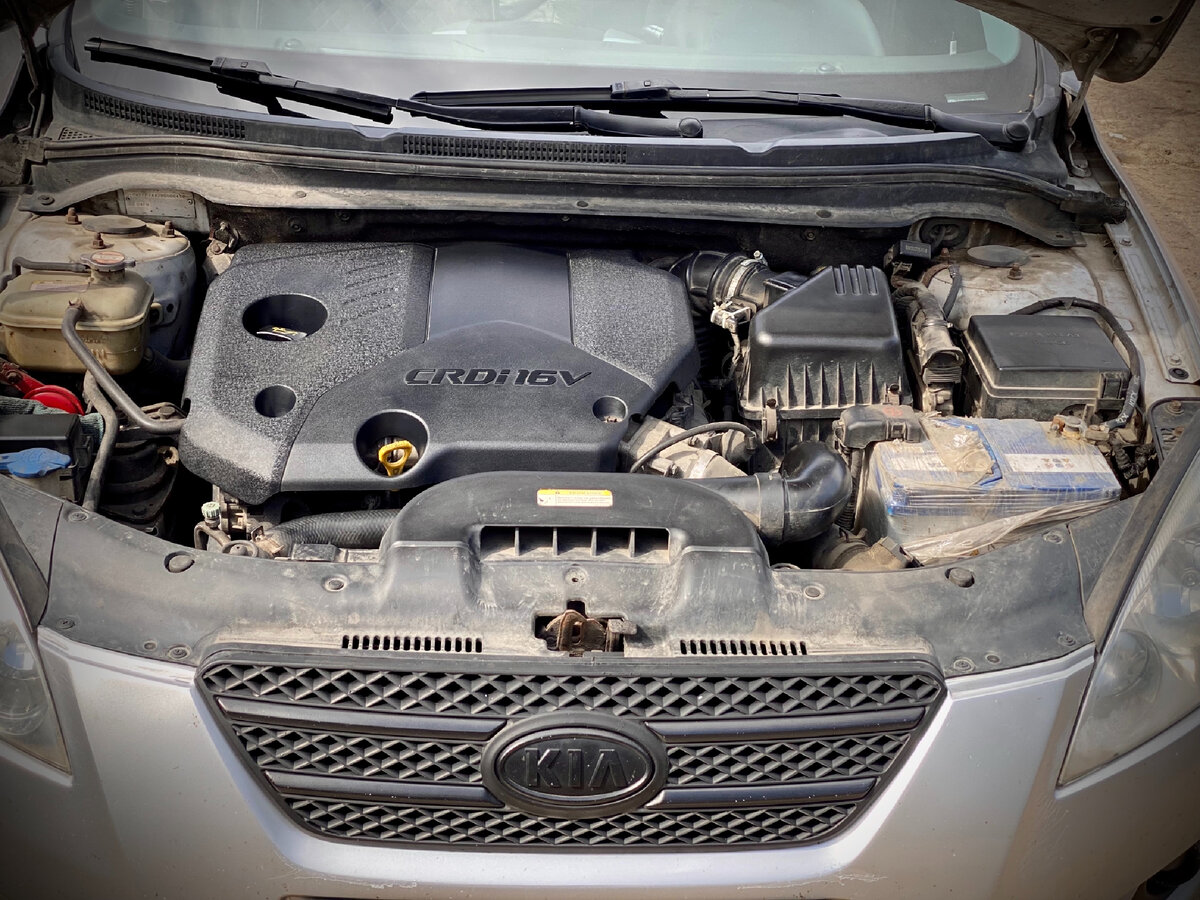 Как определить неисправность ДВС по звуку, запаху и дыму 
 
По запаху и цвету выхлопа можно определить проблемы с горением топлива, утечкой антифриза, прокладкой головки блока цилиндров, катализатором и другими элементами системы выхлопа. 
 
По звуку можно определить неисправность в машине по разным признакам, например: 
 
✅Скрежет при движении в передней части переднеприводного автомобиля может указывать на износ или повреждение ШРУСов. 
 
✅Скрежет и скрипы при торможении могут быть связаны с износом тормозных колодок, дисков или барабанов. 
 
✅Щелчки, треск, шариковые "перекаты" во время движения автомобиля могут свидетельствовать о проблемах с подвеской, рулевым управлением или колесными подшипниками. 
 
✅Гул и вой во время движения могут быть вызваны неисправностью коробки передач, дифференциала или редуктора. 
 
✅При работе двигателя на холостом ходу слышен громкий свист или писк, способный ввести в шок любую девушку за рулем. Это может быть результатом утечки воздуха из системы впуска или выпуска. 
 
✅Скрип при движении автомобиля по неровной дороге может говорить о необходимости замены амортизаторов или пружин. 
 
Друзья, надеемся, эта информация была полезна для вас. 