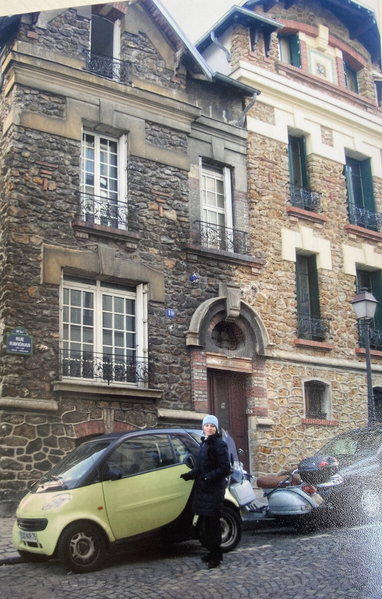 Приезжая неоднократно в Париж, я всегда посещаю Монмартр. По дороге на холм можно заглянуть в различные сырные и колбасные лавки, отведать свежего багета и выпить чашечку ароматного кофе на улице, даже зимой, сидя под тёплой лампой. 