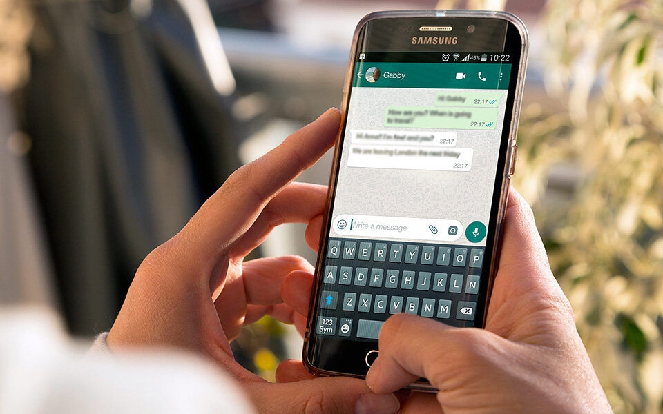 Роскомнадзор заявил о том, что будет требовать от WhatsApp удалять недружественные каналы с запрещенной информацией, отказ может повлечь блокировку приложения в России. Фото: ru.freepik.com