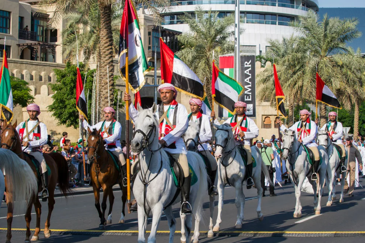 Национальный день человека ростом. Национальные праздники ОАЭ. Объединенные арабские эмираты (ОАЭ) население. День независимости ОАЭ. Национальный день ОАЭ.