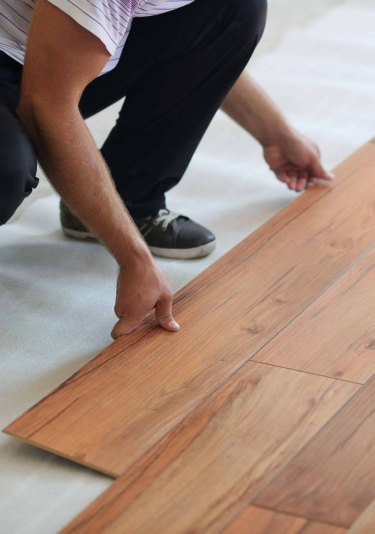 Как правильно класть ламинат. Ламинат как его укладывать. Ребята постелили ламинат. Ламинат как его укладывать. Укладчик-добойник для ламината wolfcraft 6928000.