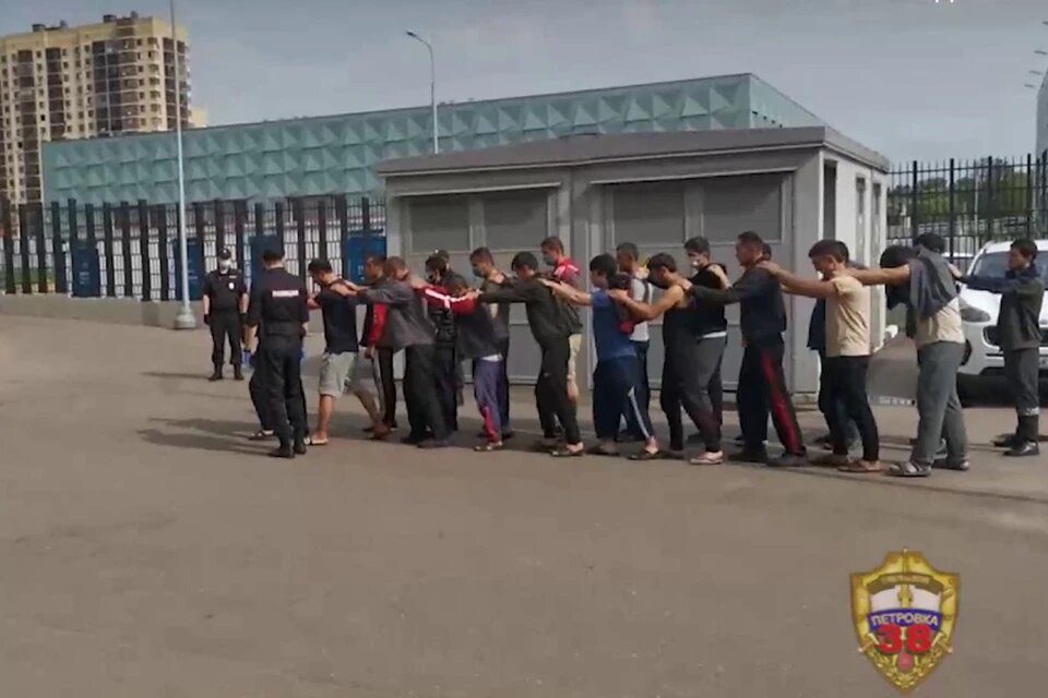Мигранты нападают на москвичей. Драка гастарбайтеров в Москве. Полиция задерживает мигрантов.