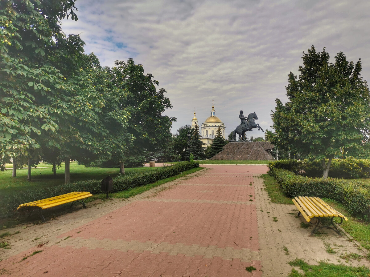 Сквер Ермолова. Вид на памятник А.П. Ермолову