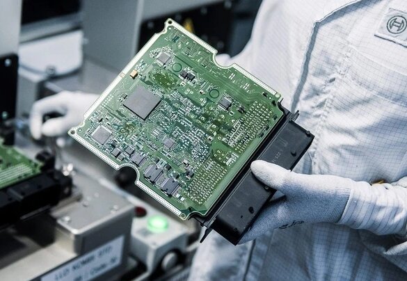 Блок ЭСУД к двигателю автомобиля 