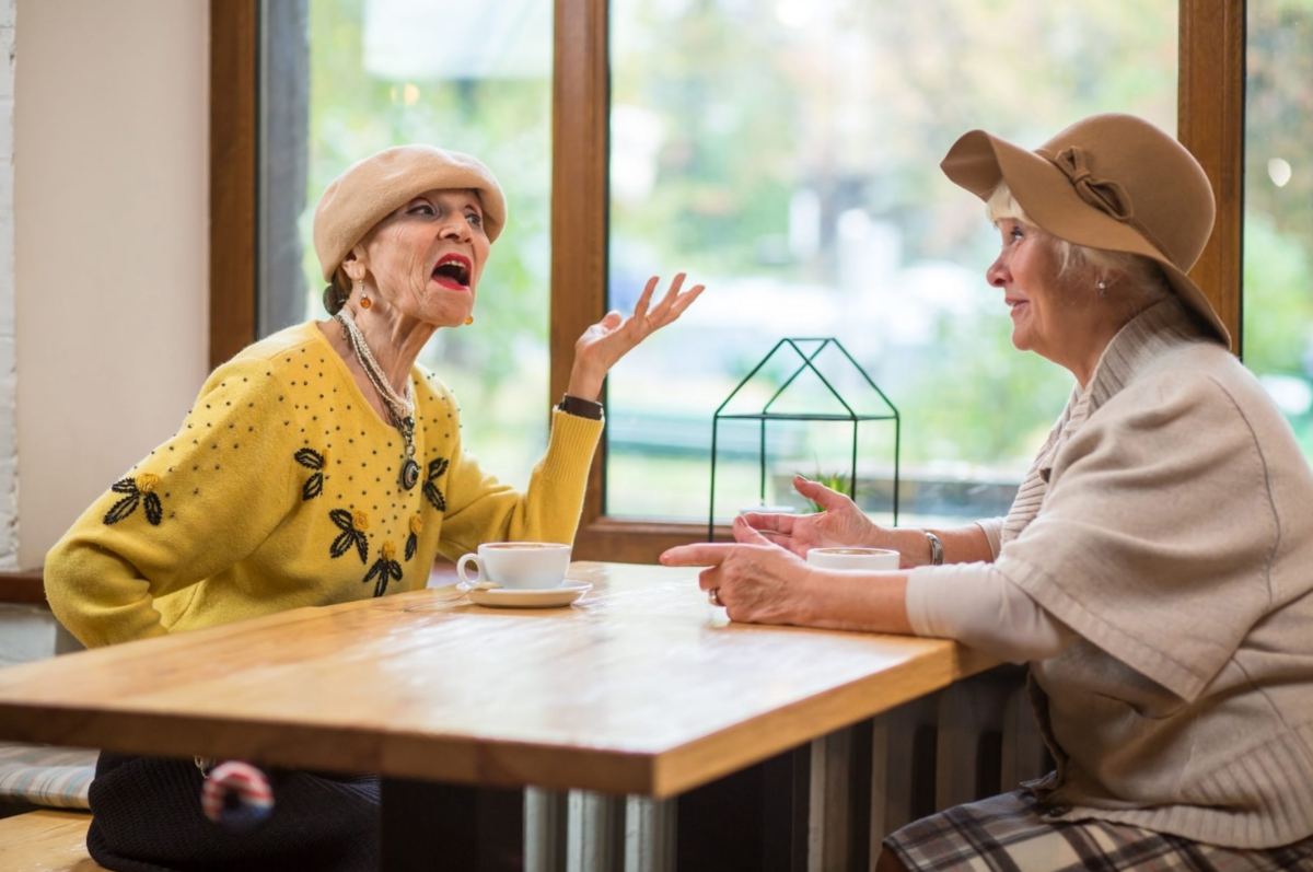 Включи 2 тети. Пожилые женщины беседуют. Пожилая женщина в кофейне. Немолодая женщина в кофейне. Пожилая женщина в ресторане.