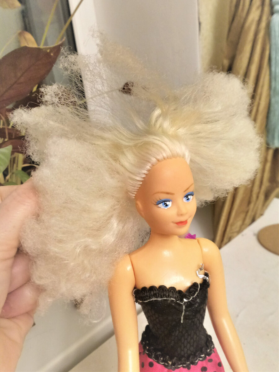 После мытья стало видно, что кукла изначально была с волнистыми локонами