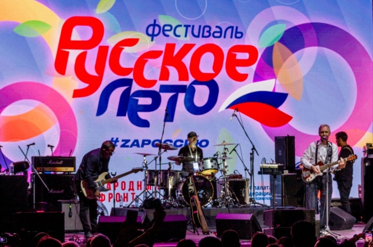    Подпевала даже охрана.