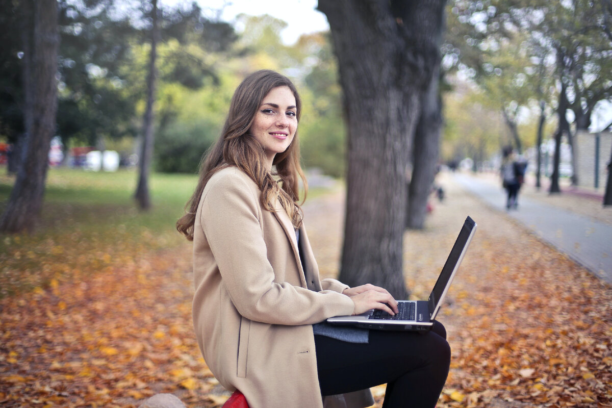Источник: https://www.pexels.com/photo/joyful-confident-woman-using-netbook-in-park-3772621/