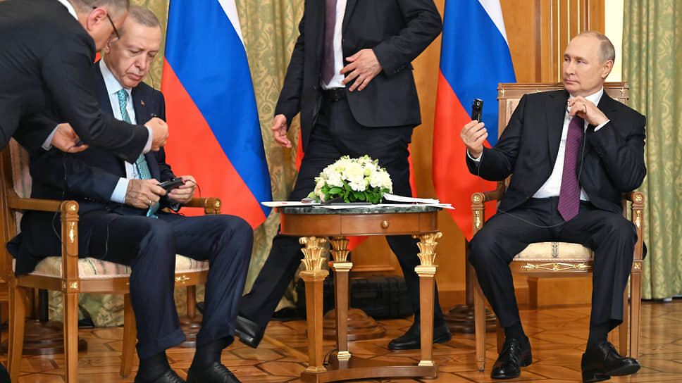 Фото: Дмитрий Азаров / Коммерсантъ📷Реджеп Эрдоган долго пытался понять, как пользоваться наушниками