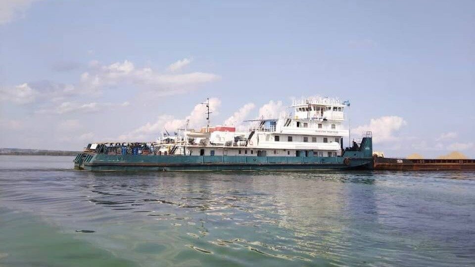     Баржа с солью села на мель в Татарстане, когда двигалась в порт в Нижнем Новгороде. В настоящее время по факту происшествия организована проверка, сообщили в Приволжской транспортной прокуратуре.