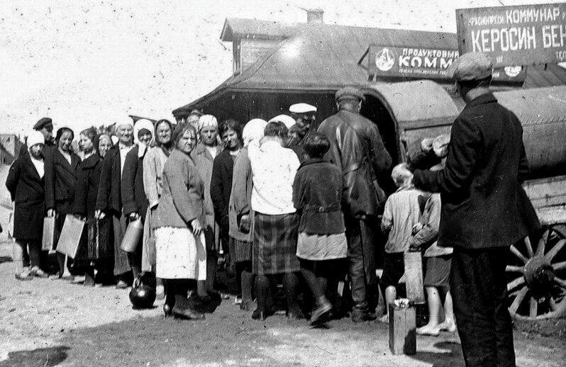 В начале 1930-ых годов очереди за керосином были хроническим явлением. Фото из открытых источников.