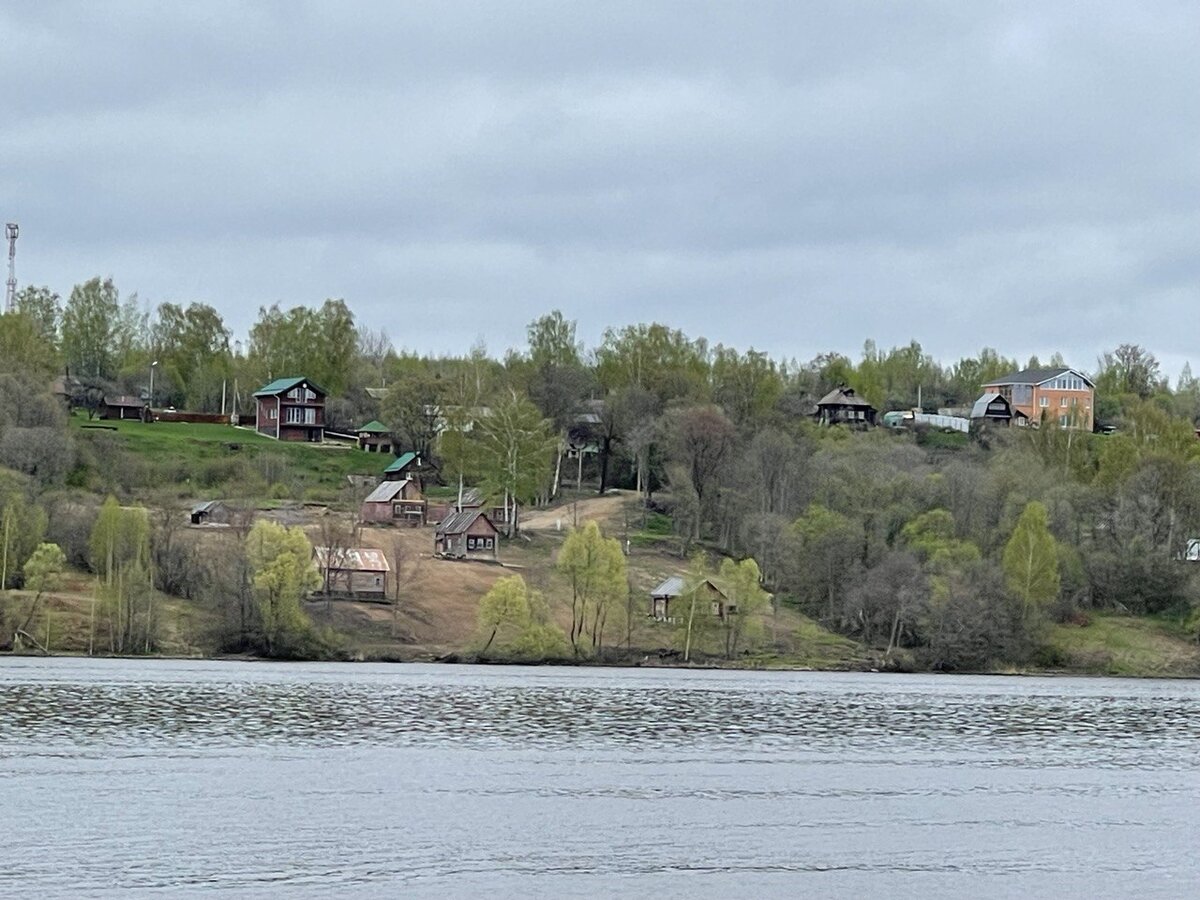 участок - на этом фото. все деревья удалось сохранить и филигранно поставить сваи