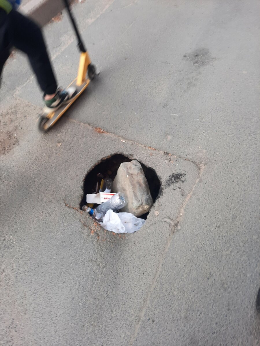    Девочка в Петрозаводске провалилась ногой в яму у остановкипаблик "Подслушано в ПТЗ | Петрозаводск"