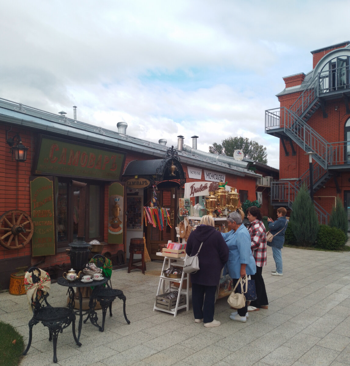 Нашему городу -877, но он  как всегда молод, красив, хорош собой, да ещё в в полном расцвете сил, радует своих жителей и гостей, историческими  памятниками, итересными музеями, замечательными...-15