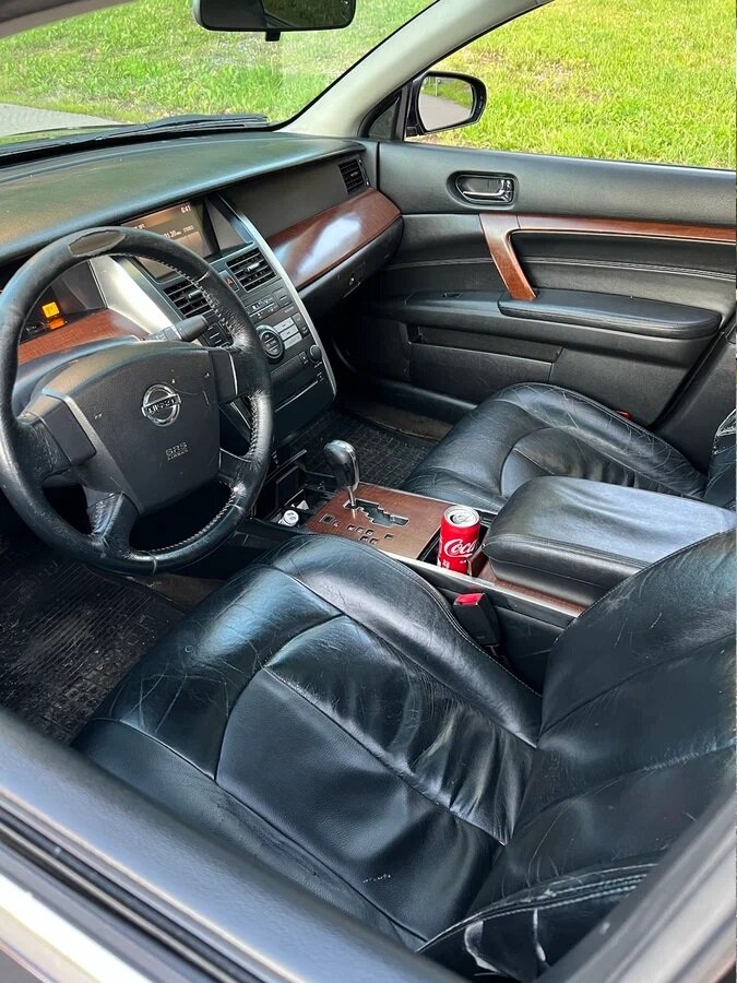 Интерьер оформлен солидно.