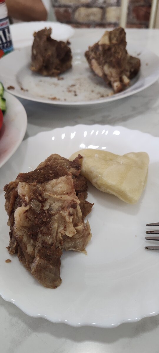 Вот на переднем плане хинкал (1 штука) и кусок отварной говядины