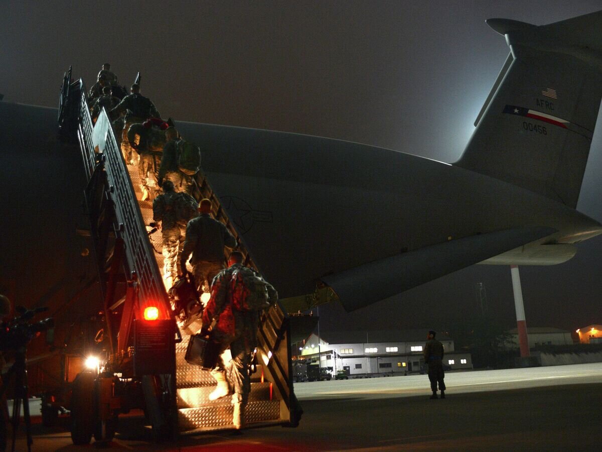    Американские военные при погрузке в самолет© Flickr / U.S. Air Force photo/Senior Airman Caitlin O’Neil-McKeown