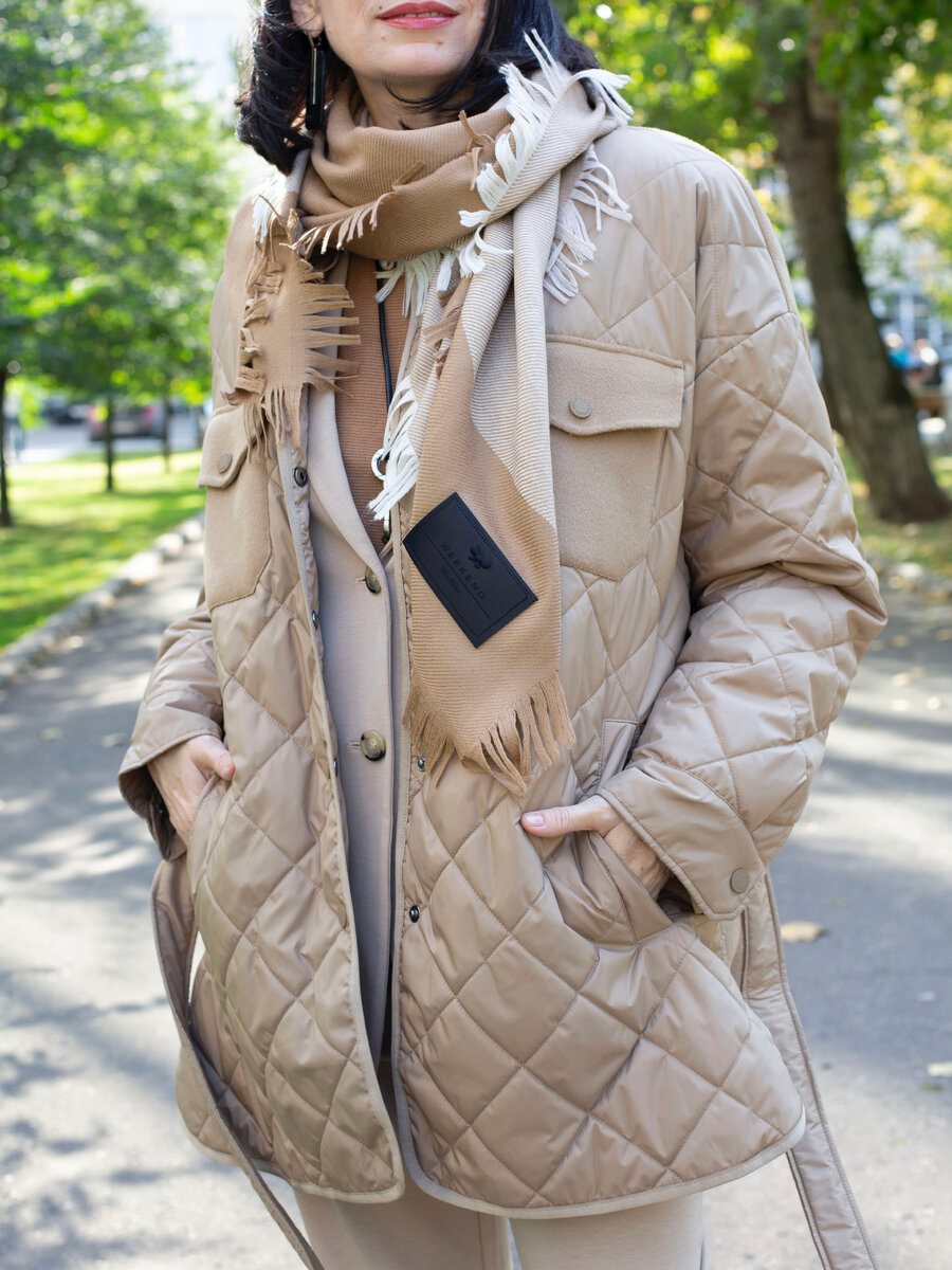 Брюки и пиджак изготовлены из мягкого и приятного на ощупь материала - джерси.

Куртка - ветровка и удлиненная стеганная куртка являются идеальными вариантами для дождливых осенних дней. 