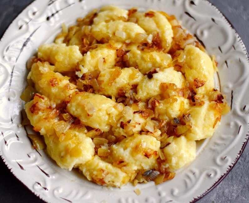 Картофельные клёцки с жареным салом и луком.