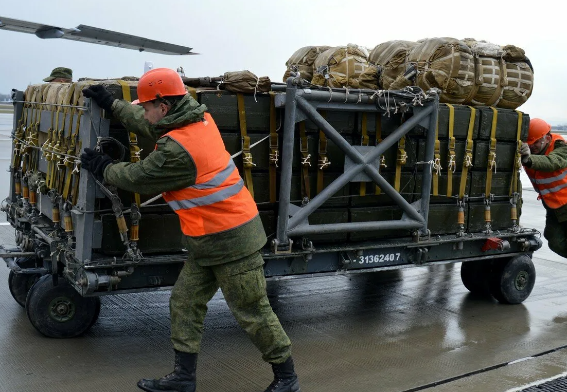 Машина перевозящая военных. Платформы для десантирования грузов. Транспортные войска.