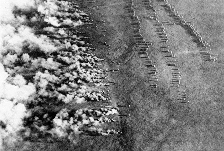 Хлор ползет по направлению к вражеским окопам.