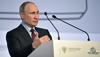 © РИА Новости / Алексей НикольскийПерейти в фотобанкПутин назвал развитие транспортной инфраструктуры одной из главных задач"Пространственное развитие страны. Валентина Ивановна (Матвиенко) об этом говорила и сказала, что речь, скорее всего, пойдёт о развитии крупных агломераций. Не так. Там есть такая точка зрения, вы правы, но побеждает другой подход, который заключается в том, чтобы вот это пространственное развитие страны было связано, прежде всего, с развитием транспортной и другой инфраструктуры между населёнными пунктами с тем, чтобы пространство между населёнными пунктами обживалось", — заявил Путин на встрече с Советом законодателей Российской Федерации при ФС РФ.