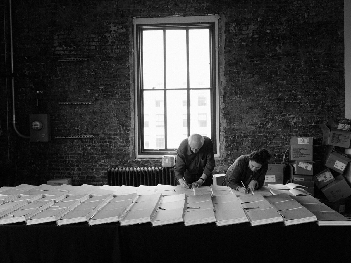 Jerome Sessini, фото Томаса Хопкера подписывающего книги