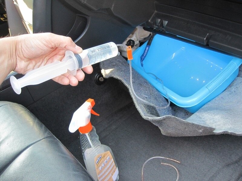 Очистка испарителя кондиционера автомобиля от запахов и бактерий