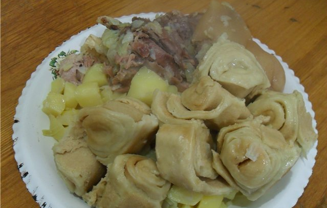 Нудли штрудли. Немецкий хинкал штрудли. Штрудли с мясом и картофелем и капустой. Штрудли узбекские.