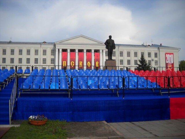 Вот так трибуна выглядела в прошлом году. Все было намного солидней и побогаче. Неужто с бюджетом в этом году напряженка? Кто-то может озвучить цифры по стоимости трибуны за прошлый год и за этот год? Вот в Великих Луках стоимость установки зрительских трибун на 700 мест в прошлом году была чуть больше 800 тыс. руб, а в этом объявлена начальная цена контракта 498 тыс. руб. А вот по Пскову я что-то данных не нашел. Или контракт будет как это принято задним числом?