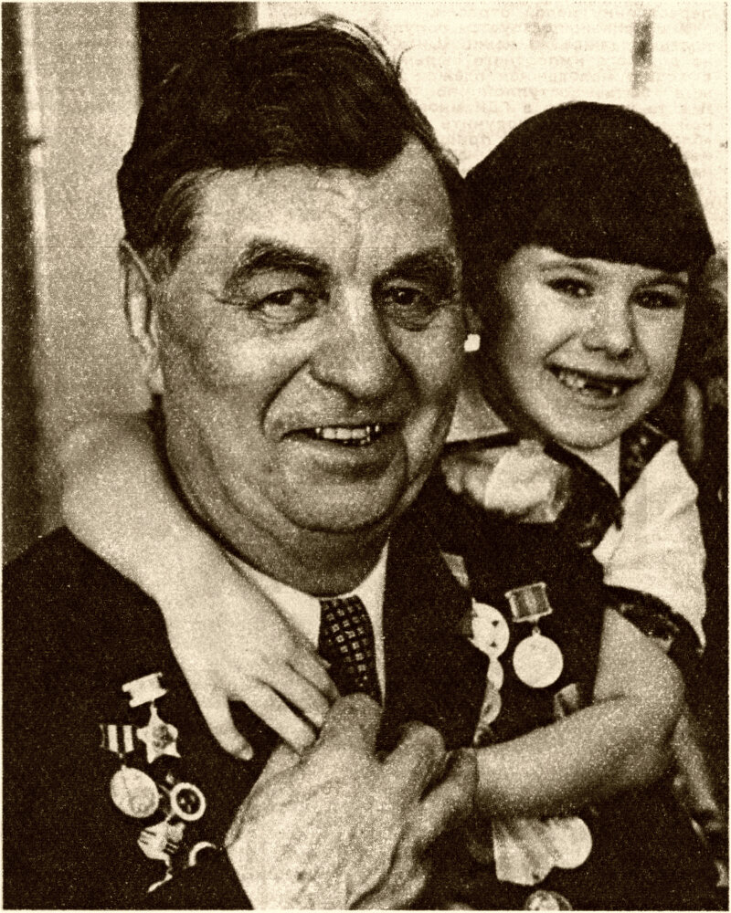 Н. В. Никитин с внучкой Асей. 1985 г.