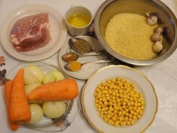 ШАГ 1:
Подготавливаем продукты для Плова с нутом. Предварительно замачиваем в тёплой воде не менее, чем на 6 часов нут (можно на всю ночь), сливаем с него воду. Рис промываем в семи водах и оставляем в воде. Моем тщательно мясо. Чистим репчатый лук и морковь, моем. Снимаем один верхний слой шелухи с головок чеснока, оставляя их целыми, моем.