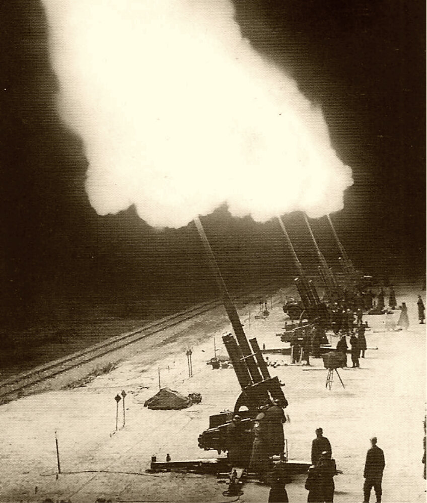 Немецкие 8,8-см зенитные орудий ведут огонь.